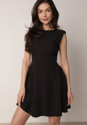 Czarna Elegancka Sukienka Bez Rękawów Zdobiona Przypinkami w Talii Rhaegina. Czarne sukienki Born2be, na co dzień, m, z aplikacjami, eleganckie, bez kołnierzyka, bez ramiączek, mini, proste. Za 169.99 zł.