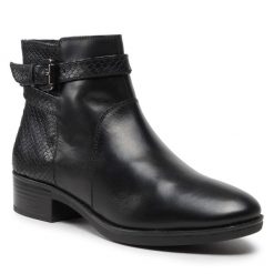 Botki Geox. Czarne botki Geox, bez wzorów, bez obcasa, na płaskiej podeszwie, bez zapięcia. Za 549.99 zł.