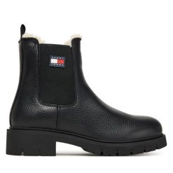 Sztyblety Tommy Jeans. Czarne botki Tommy Jeans, bez wzorów, z jeansu, bez obcasa, na płaskiej podeszwie, bez zapięcia. Za 749.99 zł.