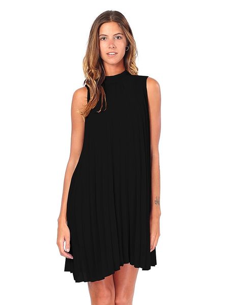 ASSUILI Sukienka w kolorze czarnym rozmiar: 34. Czarne sukienki Assuili, bez wzorów, klasyczne, bez kołnierzyka, bez ramiączek, mini. Za 83.22 zł.