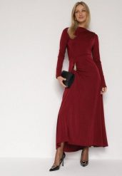 Bordowa Koktajlowa Sukienka Ozdobiona Metaliczną Aplikacją i Marszczeniem z Boku Retima. Czerwone sukienki Born2be, m, z aplikacjami, eleganckie, bez kołnierzyka, bez ramiączek. Za 149.99 zł.