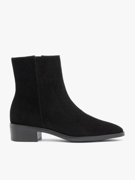 Czarne welurowe botki. Czarne botki Ryłko, bez wzorów, ze skóry, za kostkę, bez obcasa, na obcasie, bez zapięcia. Za 449.99 zł.
