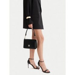 Torebka Nine West. Czarne torebki klasyczne Nine West, bez wzorów, bez dodatków. Za 229.99 zł.