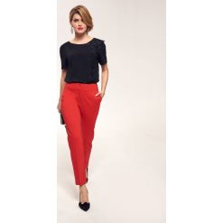 ELEGANCKA BLUZKA Z BŁYSZCZĄCĄ APLIKACJĄ. Czarne bluzki TOP SECRET, z aplikacjami, eleganckie, bez kołnierzyka, bez ramiączek. W wyprzedaży za 39.99 zł.