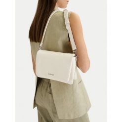 Torebka Lasocki. Białe listonoszki Lasocki, bez wzorów, bez dodatków. Za 159.99 zł.