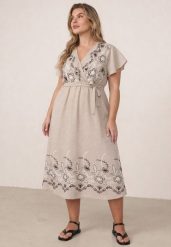 Beżowa Kopertowa Sukienka z Wiskozy Zdobiona Haftem i Wiązanym Paskiem Tasenea. Brązowe sukienki Born2be, na co dzień, na lato, plus size, z aplikacjami, z wiskozy, boho, bez kołnierzyka, plus size, bez ramiączek, maxi, kopertowe. Za 129.99 zł.