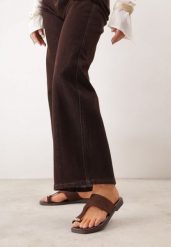 Brązowe Klapki VICES z Paskiem na Duży Palec i Ozdobą z Metalicznym Akcentem Creppela. Brązowe klapki Born2be, z aplikacjami, z jeansu, bez obcasa, na płaskiej podeszwie. Za 69.99 zł.