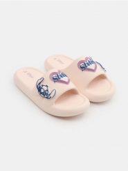 Klapki z aplikacjami 3D Stitch - beżowy. Brązowe klapki Sinsay, z aplikacjami, bez obcasa. Za 29.99 zł.