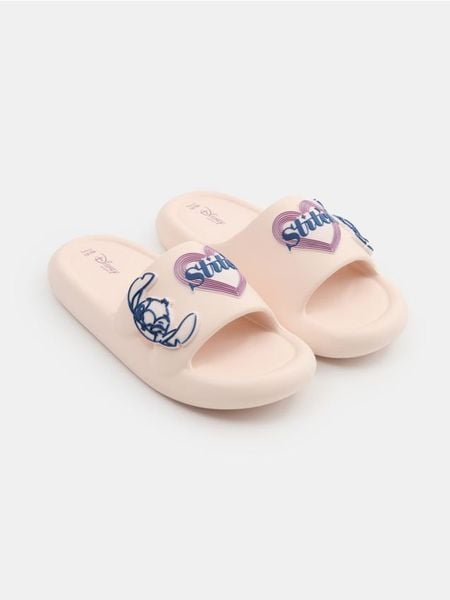 Klapki z aplikacjami 3D Stitch - beżowy. Brązowe klapki Sinsay, z aplikacjami, bez obcasa. Za 29.99 zł.