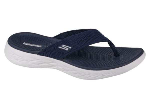 Japonki damskie, On The Go 600 Sunny. Niebieskie klapki Skechers, bez wzorów, z materiału, bez obcasa. Za 199.99 zł.