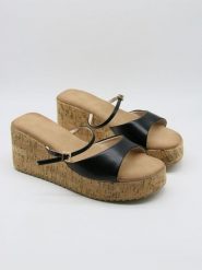 Bellucci Klapki w kolorze czarnym na koturnie rozmiar: 36. Czarne klapki Bellucci, bez wzorów, z otwartym noskiem, bez obcasa, na koturnie. Za 100.99 zł.