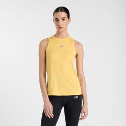 Koszulka damska New Balance WT51252CEE – żółta. Żółte bluzki New Balance, m, bez wzorów, z materiału, eleganckie, bez kołnierzyka, bez ramiączek. Za 129.99 zł.