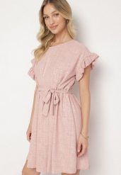 Ciemnoróżowa Sukienka Ozdobiona Falbankami i Paskiem Izulira. Czerwone sukienki Born2be, uniwersalny, bez wzorów, eleganckie, bez kołnierzyka, bez ramiączek, mini. Za 79.99 zł.
