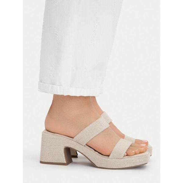 Klapki DeeZee. Brązowe klapki DeeZee, bez wzorów, bez obcasa. Za 139.99 zł.