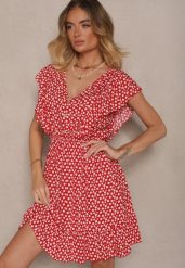 Czerwona Bawełniana Sukienka o Rozkloszowanym Kroju z Guzikami w Kwiatowy Wzór Roniva. Czerwone sukienki Renee, na co dzień, na lato, l, bez wzorów, z bawełny, bez kołnierzyka, bez ramiączek, mini, proste. Za 39.99 zł.