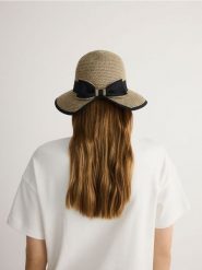 Pleciony kapelusz z kokardą - beżowy. Brązowe kapelusze Reserved, bez wzorów. W wyprzedaży za 59.99 zł.