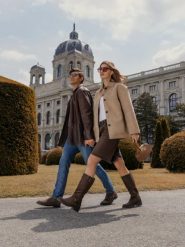 Brązowe kozaki biker boots ze skóry welurowej. Brązowe kozaki Ryłko, ze skóry, bez obcasa, bez zapięcia. Za 599.99 zł.