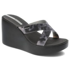 Czarne Klapki Ipanema Stylowe Obuwie Damskie Na Koturnie. Czarne klapki Ipanema, bez wzorów, z materiału, bez obcasa, na koturnie. Za 209.00 zł.