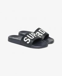Superdry Core Pool Sliders - Klapki z wyściełanym paskiem – Deep Navy/Optic. Niebieskie klapki Superdry, bez wzorów, bez obcasa. Za 174.20 zł.