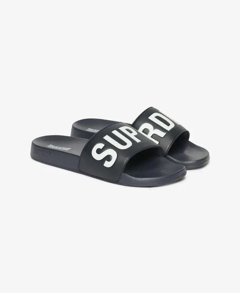 Superdry Core Pool Sliders - Klapki z wyściełanym paskiem – Deep Navy/Optic. Niebieskie klapki Superdry, bez wzorów, bez obcasa. Za 156.85 zł.