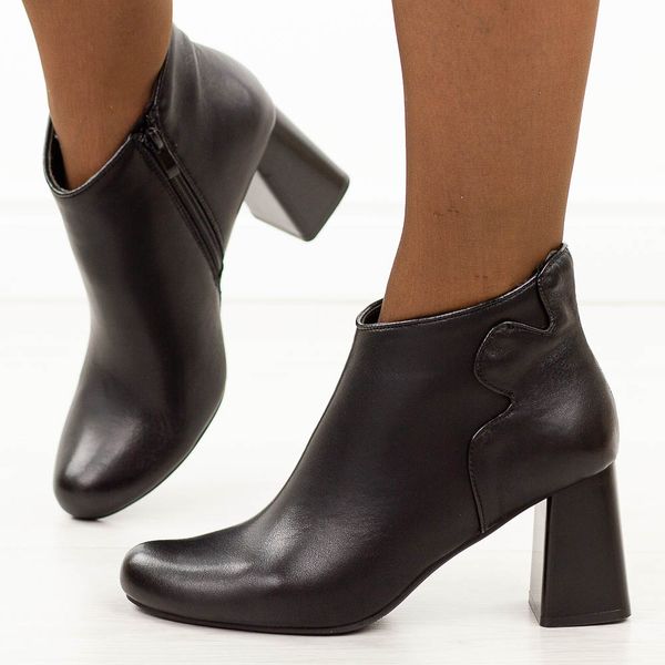 Czarne skórzane botki damskie na słupku Jezzi Ol21-2. Czarne botki Jezzi, bez wzorów, z jeansu, z okrągłym noskiem, bez obcasa, na obcasie, bez zapięcia. Za 299.00 zł.