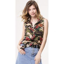 Zielona Koszula By You. Zielone koszule Born2be, m, z aplikacjami, z asymetrycznym kołnierzem, bez ramiączek. Za 14.99 zł.