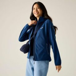 Damska wiatroodporna kurtka typu softshell z kapturem Bourda. Niebieskie kurtki sportowe Regatta, bez wzorów, z materiału, z kapturem, trekkingowe. W wyprzedaży za 279.99 zł.