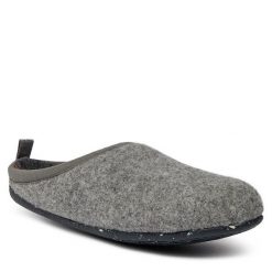 Kapcie Camper. Szare obuwie domowe Camper, bez wzorów, bez zapięcia. Za 399.99 zł.