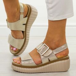 Złote skórzane sandały damskie na koturnie Filippo Ds7040/25. Żółte sandały Filippo, bez wzorów, z jeansu, boho, bez obcasa, na koturnie, bez zapięcia. Za 219.00 zł.