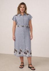 Niebieska Rozkloszowana Sukienka Koszulowa z Wiskozy z Haftem i Wiązanym Paskiem Adellis. Niebieskie sukienki Born2be, na co dzień, na lato, plus size, z aplikacjami, z materiału, boho, bez kołnierzyka, plus size, bez ramiączek, midi, dopasowane. Za 129.99 zł.