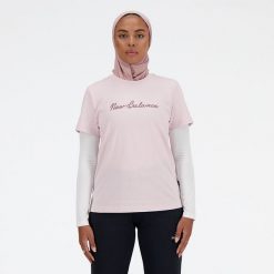 Koszulka damska New Balance WT41909SOI – różowa. Czerwone bluzki New Balance, l, bez wzorów, z materiału, eleganckie, bez kołnierzyka, bez ramiączek. Za 49.99 zł.