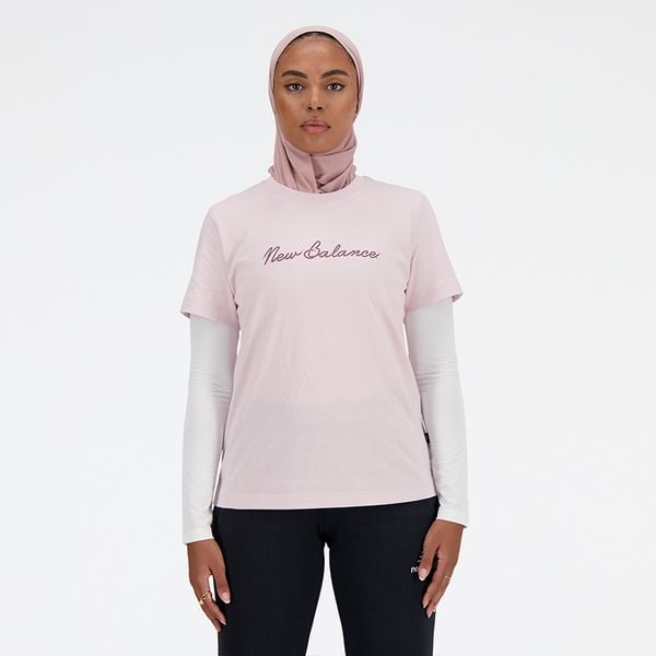 Koszulka damska New Balance WT41909SOI – różowa. Czerwone bluzki New Balance, l, bez wzorów, z materiału, eleganckie, bez kołnierzyka, bez ramiączek. Za 49.99 zł.