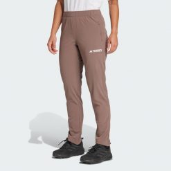 Spodnie Multi Essentials Stretch. Brązowe spodnie sportowe Adidas, uniwersalny, bez wzorów, z materiału, trekkingowe. Za 259.00 zł.