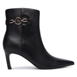 Botki Guess. Czarne botki Guess, z aplikacjami, bez obcasa, na szpilce, bez zapięcia. Za 709.99 zł.