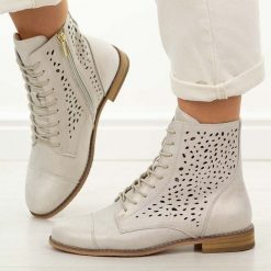 Złote skórzane ażurowe botki damskie Cambell 19419. Żółte botki Cambell, na jesień, w ażurowe wzory, z jeansu, z okrągłym noskiem, bez obcasa, na płaskiej podeszwie, bez zapięcia. Za 259.00 zł.