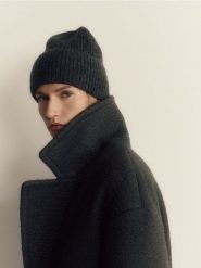 Czapka beanie z wełną - ciemnoszary. Szare czapki Reserved, bez wzorów, z wełny. W wyprzedaży za 55.99 zł.