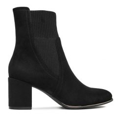 Botki JENNY. Czarne botki Jenny, bez wzorów, bez obcasa, na słupku, bez zapięcia. Za 159.99 zł.