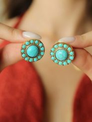 Pierres de Jade Pozłacane kolczyki-wkrętki z turkusami rozmiar: onesize. Żółte kolczyki Pierres de Jade, z turkusem, pozłacane. Za 39.99 zł.