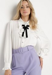 Biała Koszula Satynowa w Stylu Retro z Żabotem i Kokardką Ivelzeda. Białe koszule Born2be, m, bez wzorów, z bawełny, klasyczne, bez kołnierzyka, bez ramiączek. Za 139.99 zł.