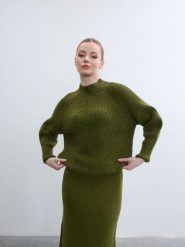BGN Sweter w kolorze zielonym rozmiar: 36. Zielone swetry BGN, bez wzorów, prążkowane, bez ramiączek. Za 121.99 zł.