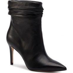 Botki GUESS - Bewell FL7BEW LEA10 BLACK. Czarne botki Guess, z aplikacjami, z materiału, bez obcasa, na obcasie, bez zapięcia. Za 859.00 zł.