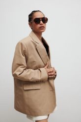 Klasyczna marynarka w kolorze CLASSIC BEIGE - NOMEE-S/M. Brązowe marynarki i żakiety Marsala, m, bez wzorów, z bawełny, eleganckie. Za 1.00 zł.
