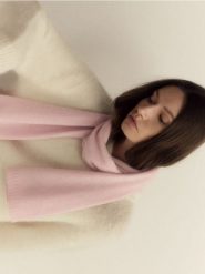 Wełniany szal z kaszmirem - pastelowy róż. Czerwone szaliki Reserved, bez wzorów, z kaszmiru. W wyprzedaży za 139.99 zł.