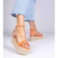 Pomarańczowe sandały espadryle na platformie. Brązowe sandały bez wzorów, ze skóry, eleganckie, z okrągłym noskiem, bez obcasa, na platformie, bez zapięcia. Za 81.83 zł.