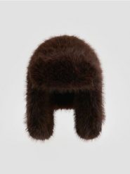 Czapka ze sztucznego futerka - brązowy. Brązowe czapki Reserved, bez wzorów. Za 79.99 zł.