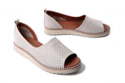 ARTIKER RELAKS 56C2532 beżowy, sandały damskie. Brązowe sandały Artiker Relaks, bez wzorów, bez obcasa, na płaskiej podeszwie, bez zapięcia. Za 249.90 zł.