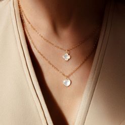 Naszyjnik ze złota próby 585 z koniczyną z masy perłowej. Żółte naszyjniki Lilou, z perłą, złote. Za 1,846.00 zł.