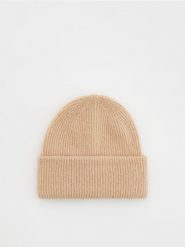 Prążkowana czapka beanie - beżowy. Brązowe czapki Reserved, bez wzorów, prążkowane. W wyprzedaży za 27.99 zł.