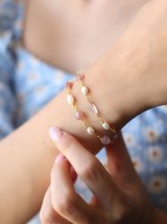 Pierres delicates Pozłacana bransoletka z kwarcem i perłami rozmiar: onesize. Białe bransoletki Pierres delicates, z kwarcem, pozłacane. Za 52.99 zł.