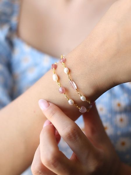 Pierres delicates Pozłacana bransoletka z kwarcem i perłami rozmiar: onesize. Białe bransoletki Pierres delicates, z kwarcem, pozłacane. Za 52.99 zł.